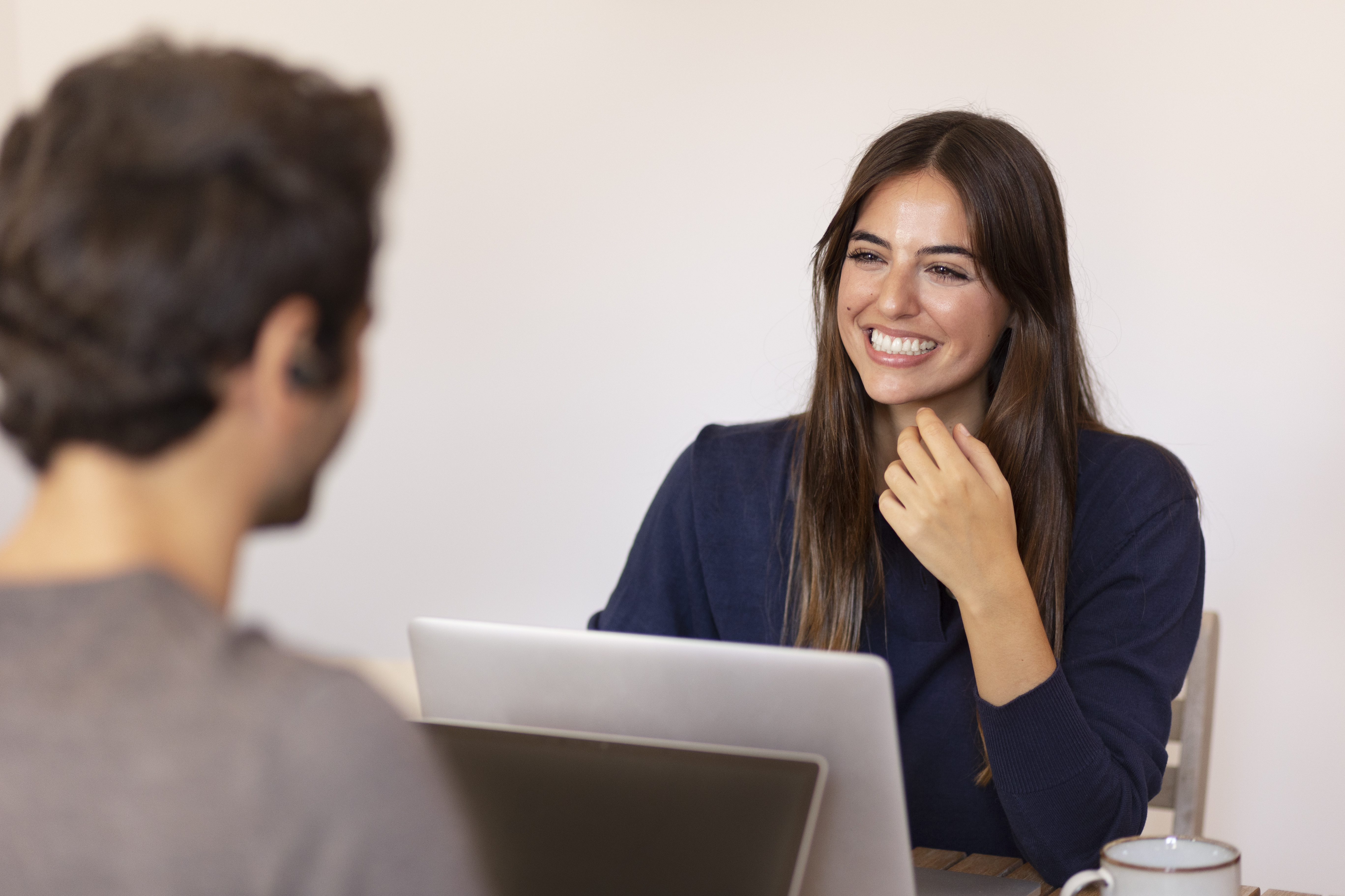 Persona en soporte administrativo trabajando desde casa