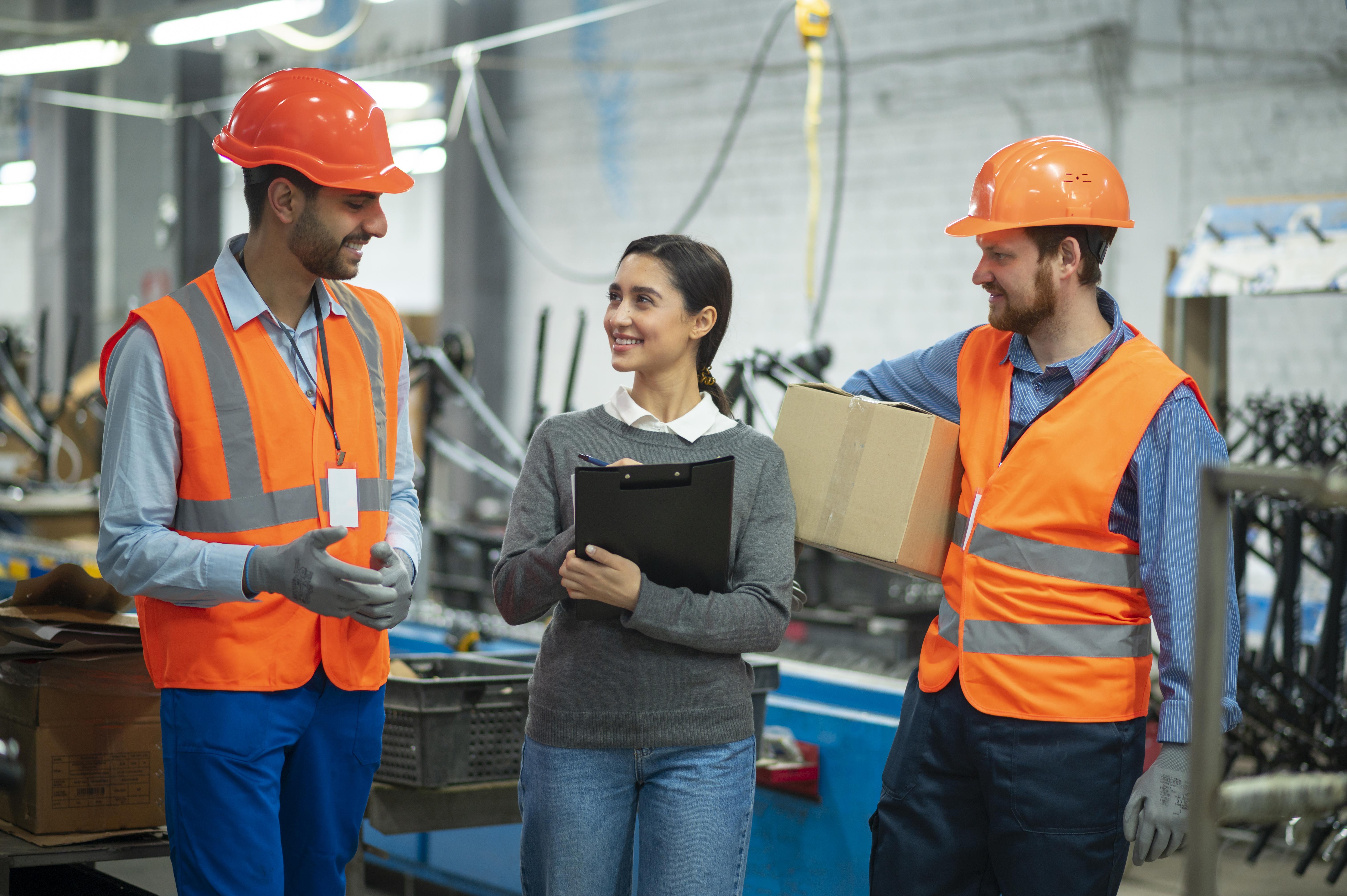 Personal con equipo de seguridad industrial